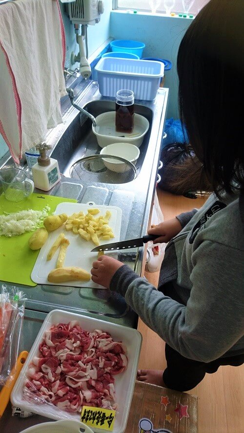 野菜を切っている画像